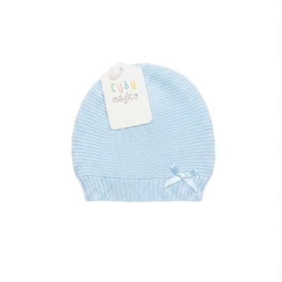 Gorro de bebê azul claro em malha com etiqueta CUBO mágico