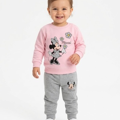 Criança com roupa com personagem Minnie em fundo branco
