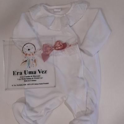 Macacão branco de bebé com colarinho folhado, laço rosa e botões de pressão