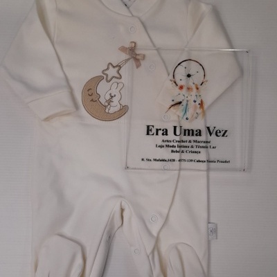 Pijama branco para bebé com bordado de lua, estrela, coelho e laço, com placa transparente Era Uma Vez