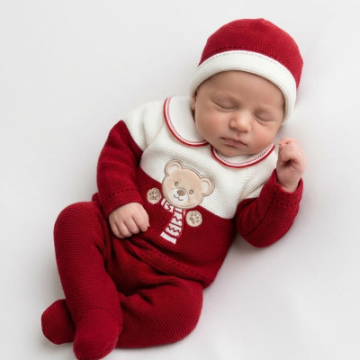 Bebé adormecido com fato de malha vermelho e branco e gorro com ursinho bordado
