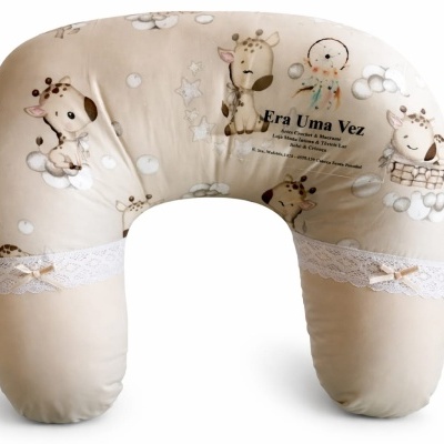 Almofada de amamentação bege com padrão de girafas e renda branca