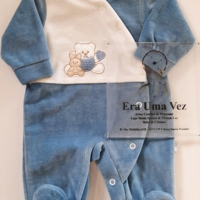 Macacão de bebé azul e branco com bordado de ursinho e coelho