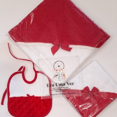 Conjunto de acessórios de bebé em tecido vermelho e branco com babete e toalhas com laços