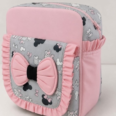 Mochila infantil rosa com estampado cinza de silhuetas de rato e borboletas e laço rosa preto