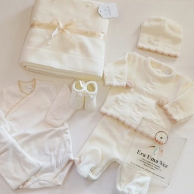 Conjunto de roupa de bebé branco com casaco, body, calças, gorro, sapatinhos e manta com cartão Era Uma Vez