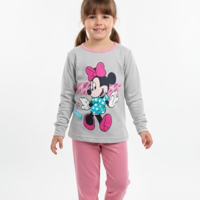 Menina com pijama cinzento com estampado da Minnie e calças rosa em fundo branco