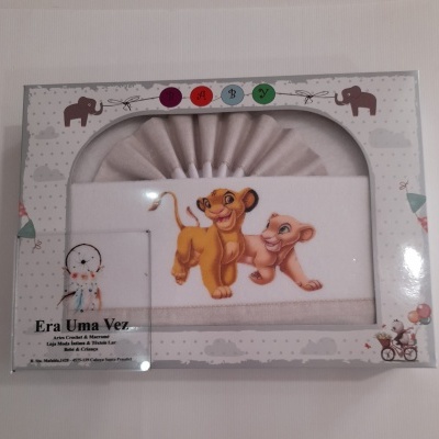 Conjunto de têxteis para bebés com estampa de O Rei Leão em embalagem decorada