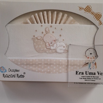 Conjunto de têxteis para bebé bege e branco com bordado de coelho
