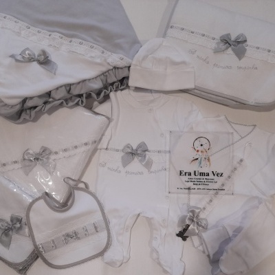 Conjunto branco para bebé com detalhes cinza e bordados