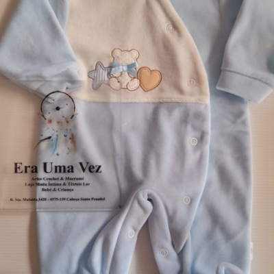 Macacão bebê azul claro e creme com ursinho bordado