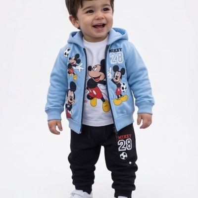 Criança vestindo roupa infantil com o tema Mickey Mouse incluindo casaco azul, t-shirt branca, calças pretas e ténis brancos.