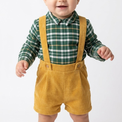 Bebé com camisa xadrez verde e calções amarelos com alças