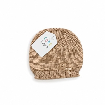 Gorro bege de malha com etiqueta e laço pequeno