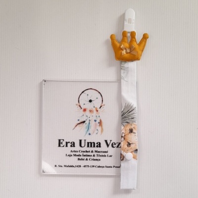 Prendedor de chupeta com coroa amarela e fita branca com desenhos de ursinhos