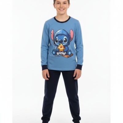 Pijama de menino azul com estampa de Stitch e calças pretas num fundo branco