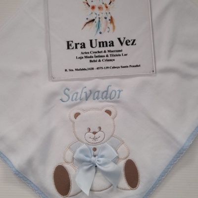 Fralda branca bordada com ursinho e nome Salvador, cartão da loja Era Uma Vez