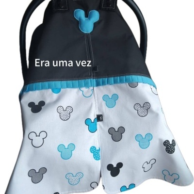 Capa protetora para carrinho de bebé preta e branca com padrão de cabeça de rato