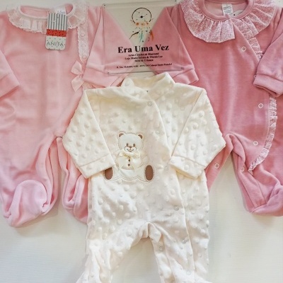Três macacões de bebé rosa e branco com gola de renda e bordado, com cartão promocional ao centro
