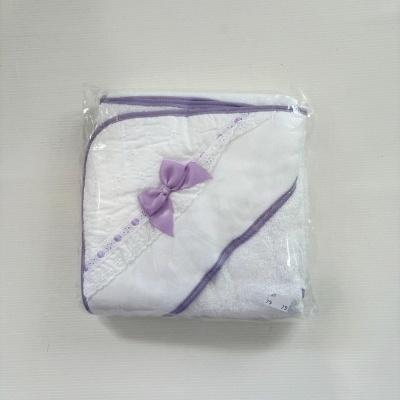 Manta ou toalha branca com bordas lilás, renda e laço lilás, embalada em plástico
