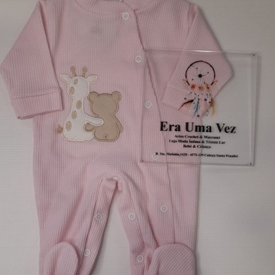 Macacão de bebé rosa com aplicações e placa acrílica transparenta