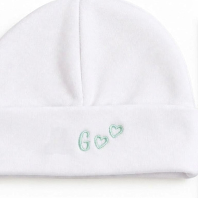 Gorro de bebé branco com bordado verde de letra G e corações