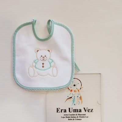 Babete branco com borda verde e ursinho bordado e cartão com texto