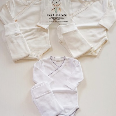 Conjuntos de roupa de bebé em algodão branco com acabamentos detalhe bege e cinza e placa Era Uma Vez.