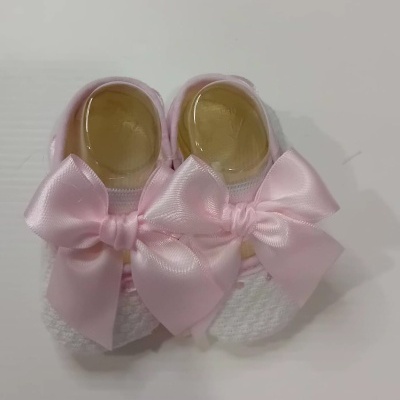 Sapatinhos para bebé brancos com laços cor de rosa