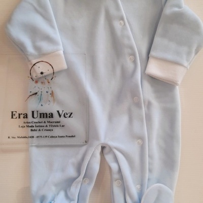 Babygrow azul claro para bebé com botões e punhos brancos