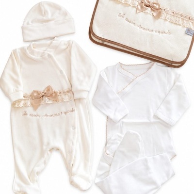 Conjunto de roupa de bebé creme e branca com laço e bordado