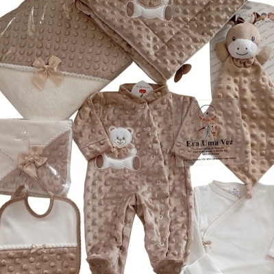 Conjunto de roupa e acessórios para bebé em castanho claro e branco com padrão de bolinhas em relevo