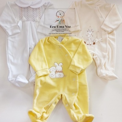 Três macacões de bebé em branco, creme e amarelo com bordados e fechos de molas