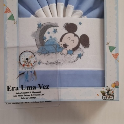 Conjunto roupa de bebé azul e branca com personagem Mickey a dormir na lua