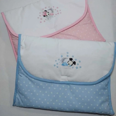Duas mantas de bebé azul e rosa com padrão de estrelas e bordado de rato dormindo.