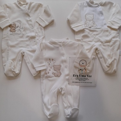 Três macacões brancos de bebé com estampas de animais e placa transparente Era Uma Vez.