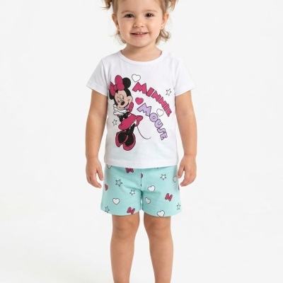 Menina a usar pijama Minnie Mouse com t-shirt branca e calções azul claro com corações