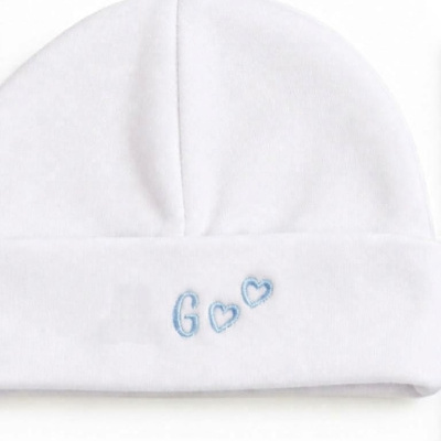 Gorro branco com bordado azul de letra G e dois corações