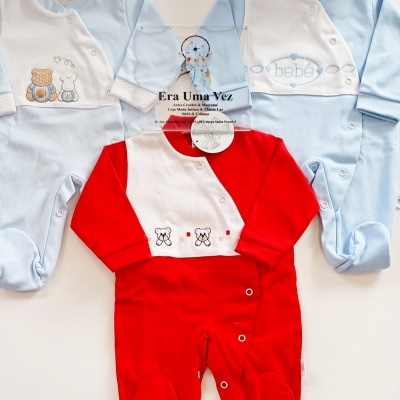Três macacões de bebé azul claro e vermelho com detalhes bordados e botões
