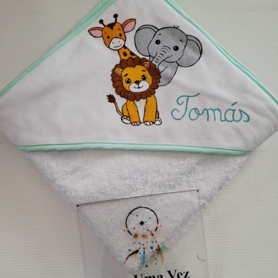 Toalha de bebé com capuz decorado com animais e nome bordado