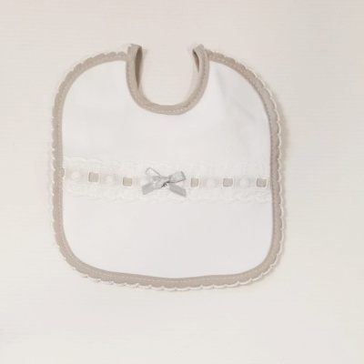 Babete branco com borda cinza e decoração de renda e laço cinza.