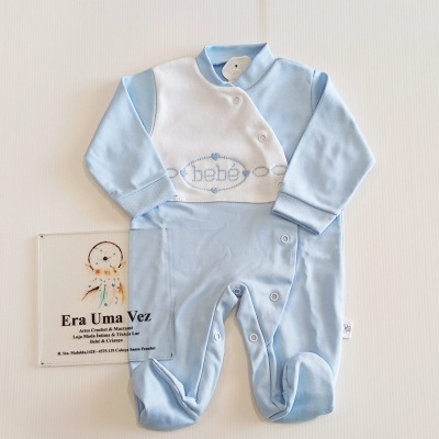 Pijama de bebé azul claro e branco com botões e bordado bebé