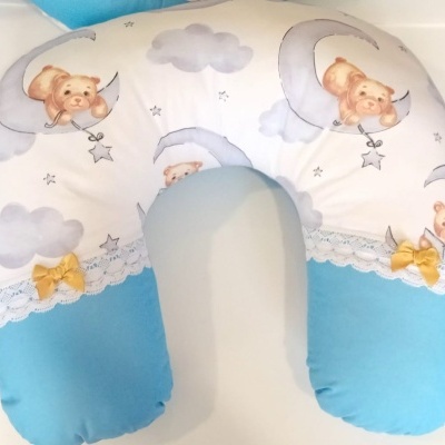 Almofada de amamentação azul com estampa de ursinhos na lua e detalhes em renda e laços amarelos