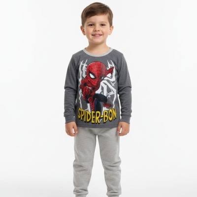 Menino com pijama cinza com personagem tipo Homem-Aranha e texto SPIDER-BON