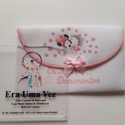 Estojo branco com bordas rosa e laço, com imagem Minnie e texto 