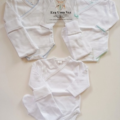 Conjuntos de roupa para bebé branca com detalhes em azul e verde claro