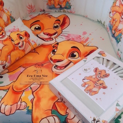 roupa de cama infantil com ilustração de leões de cartoon laranja