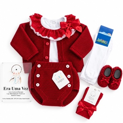 Conjunto de roupa de bebé vermelha e branca com etiquetas e acessórios em fundo branco