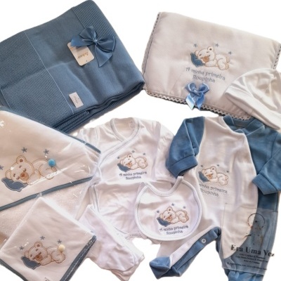 Conjunto de roupa e acessórios para bebé azul e branco com ursinho bordado e textos