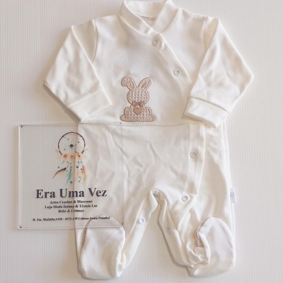 Macacão de bebé branco com bordado de coelho e placa com texto Era Uma Vez